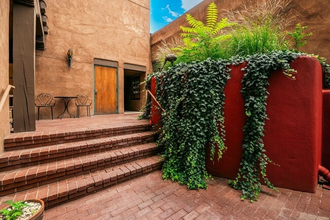 Foto del edificio - UNFURNISHED Inviting Studio Apartment in the Heart of Downtown