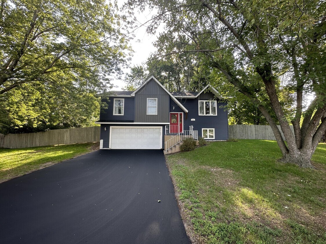 Foto principal - 3700 Bryant Cir