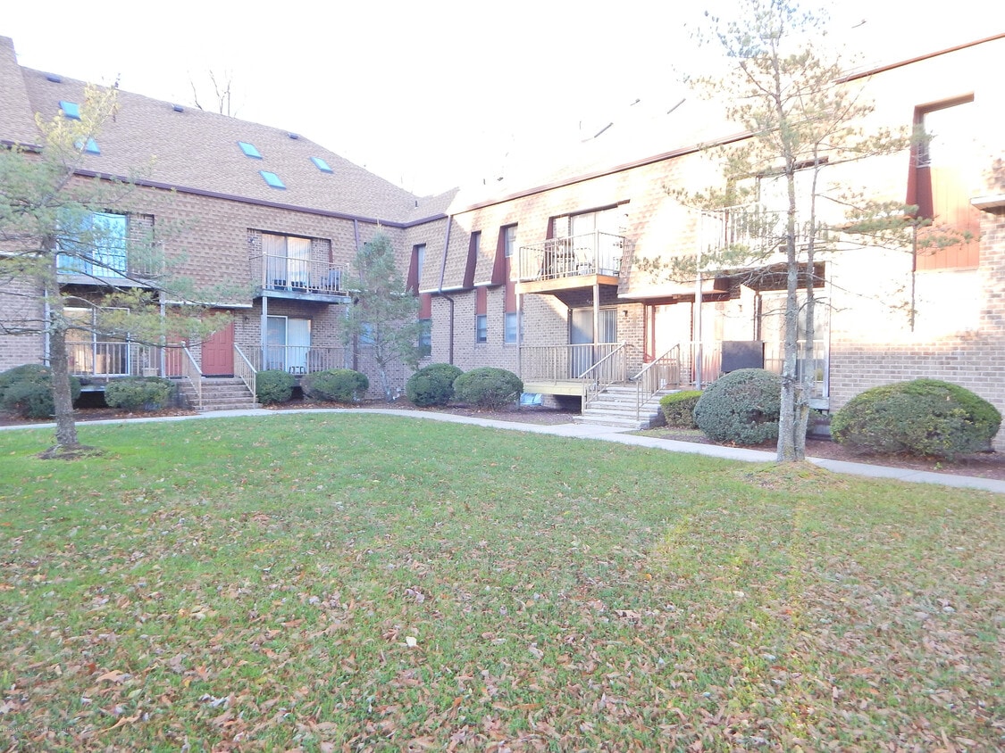 18 Ginger Ct, Eatontown, NJ 07724 Condo for Rent in Eatontown, NJ