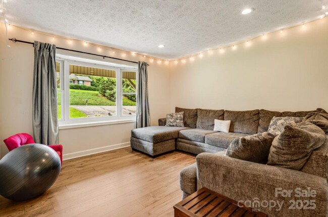 Building Photo - 4155 Turnpike Rd