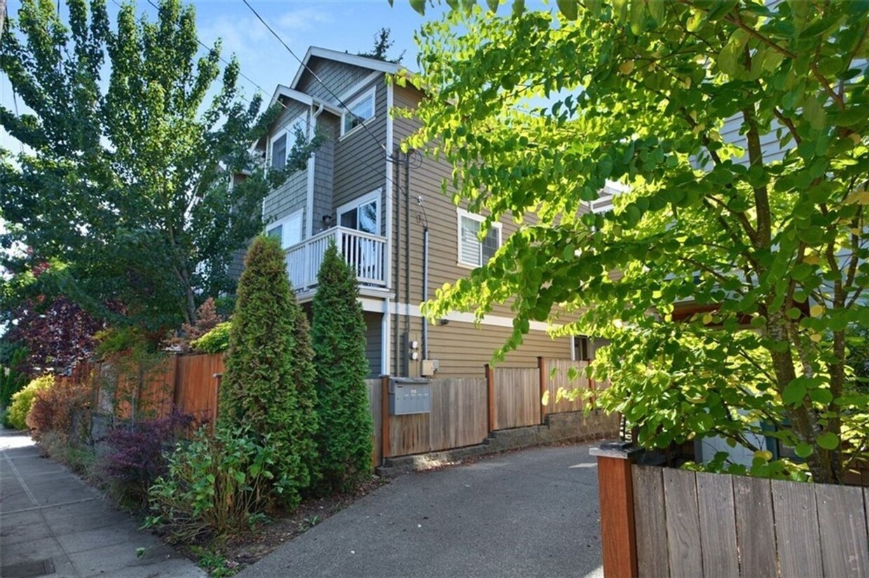 Primary Photo - Stylish Townhome close to Green Lake
