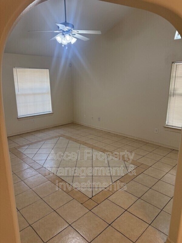 Building Photo - 1902 Bahamas Dr