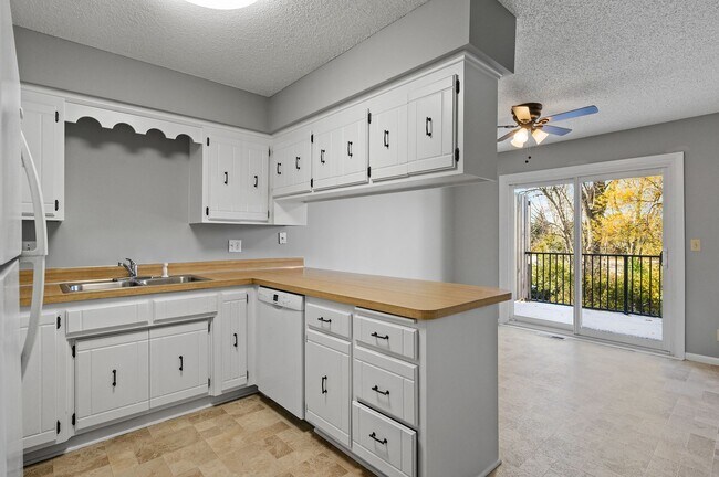 Foto del edificio - 3BR/2Bath Townhome Available Now!