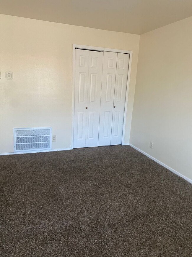 Building Photo - Nice 2 bedroom in NE heights