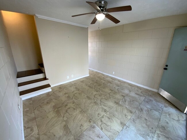Foto del edificio - CONVENIENTLY LOCATED, TOP FLOOR UNIT IN PE...