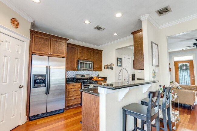 Foto del edificio - 1017 W 15th 1/2 St