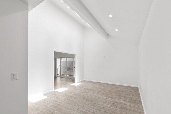Building Photo - 8016 Crosnoe Ave