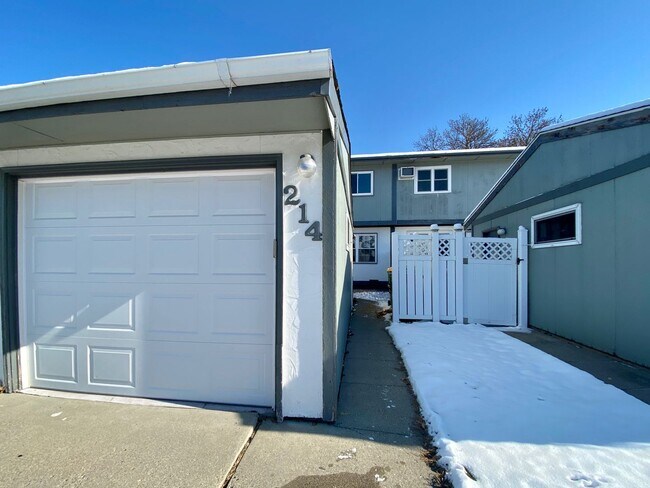 Foto del edificio - 3 Bed 1 Bath Townhome - 1 MONTH FREE ON SIGNED 15 MONTH LEASE!