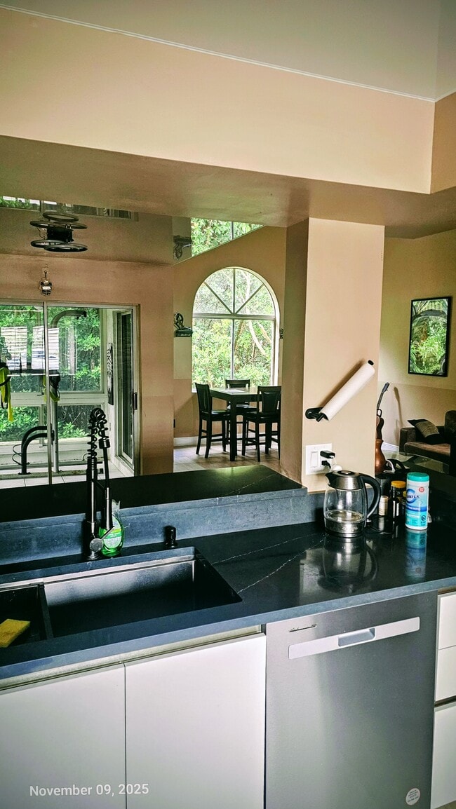 Building Photo - 1077 SE 6th Ave