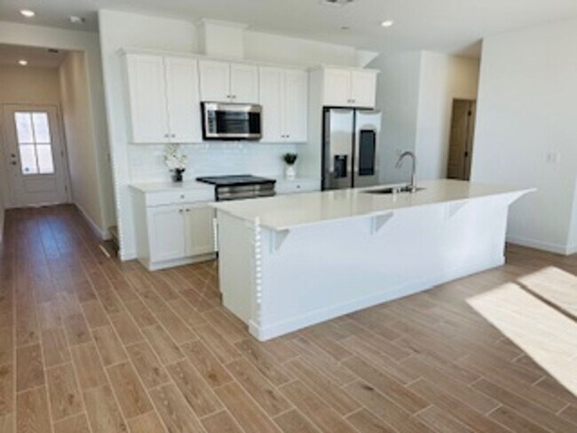 Foto del edificio - $500 Move In Bonus $2,695 Heritage Grove 3 Bed+Loft Home, Solar, Clovis & Shepherd - Plum Tree Ave.