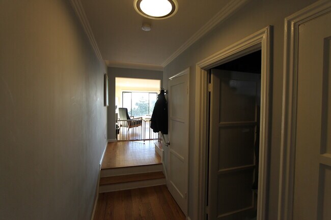 Building Photo - EPIC REA/AZARI PM-3 Bed/1.5 Bath/ 2 Story ...