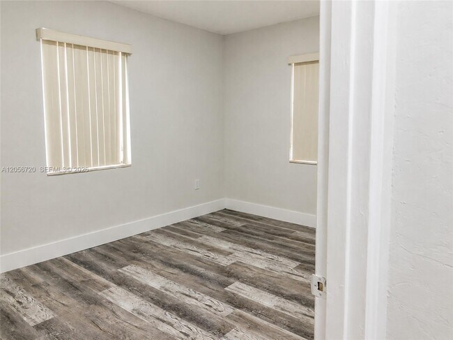 Foto del edificio - 740 NW 130th St