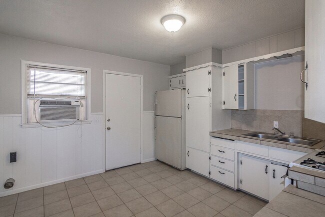 Foto del edificio - Cute 2 bed 1 bath Duplex Available