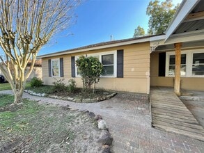 Building Photo - 1112 Southampton Dr