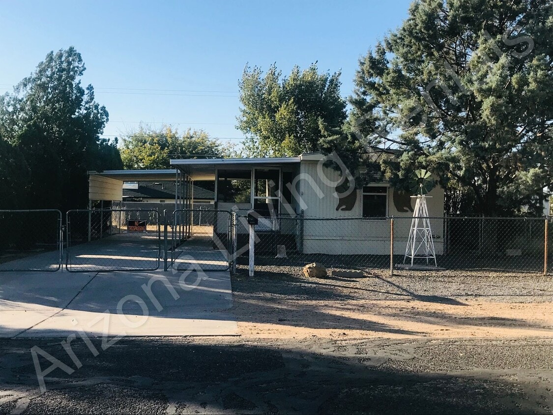 Primary Photo - 2 BEDROOM WITH LARGE FENCED YARD