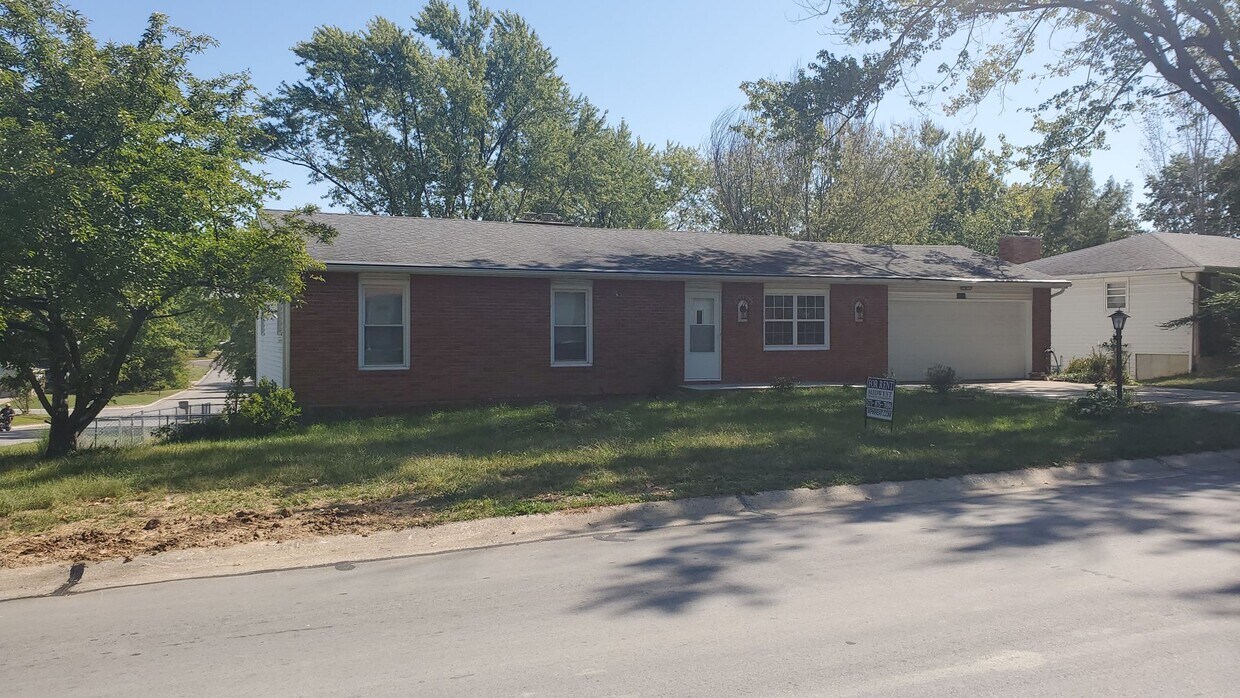Foto principal - 4 bd, 2.5 house, E Columbia, fenced, finis...