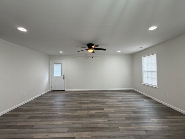 Foto del edificio - **MOVE IN SPECIAL, 1/2 OFF FIRST MONTHS RENT**Beautiful New 3 Bedroom 2 Bath House!
