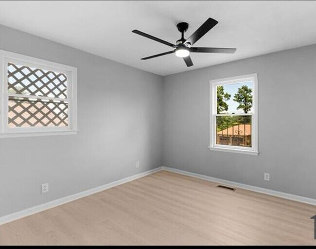 Building Photo - 2970 Armstrong Dr