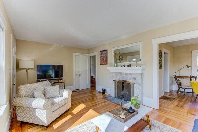 Foto del edificio - 2243 Woolsey St