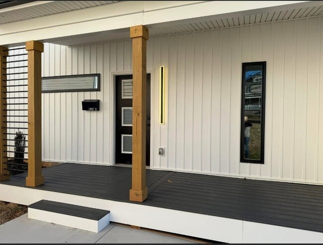 Building Photo - 3203 Memorial Ave