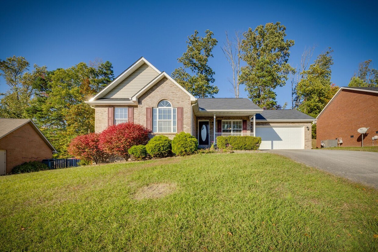Foto principal - Knoxville 37938 - 3 bedroom, 2 bath home -...