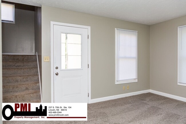 Foto del edificio - 3 Bedroom and 1.5 bathroom Duplex for rent