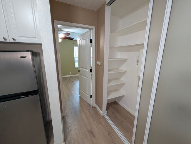 Foto del edificio - Pleasant Hill 1/1 Condo Available Now!