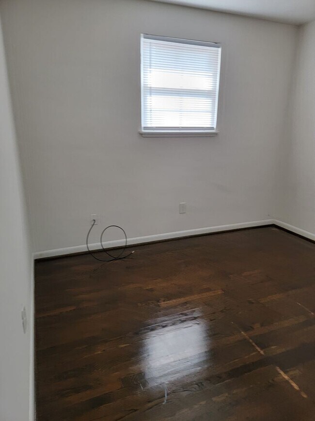 Building Photo - Front half of duplex, 2 bedroom 1 bath