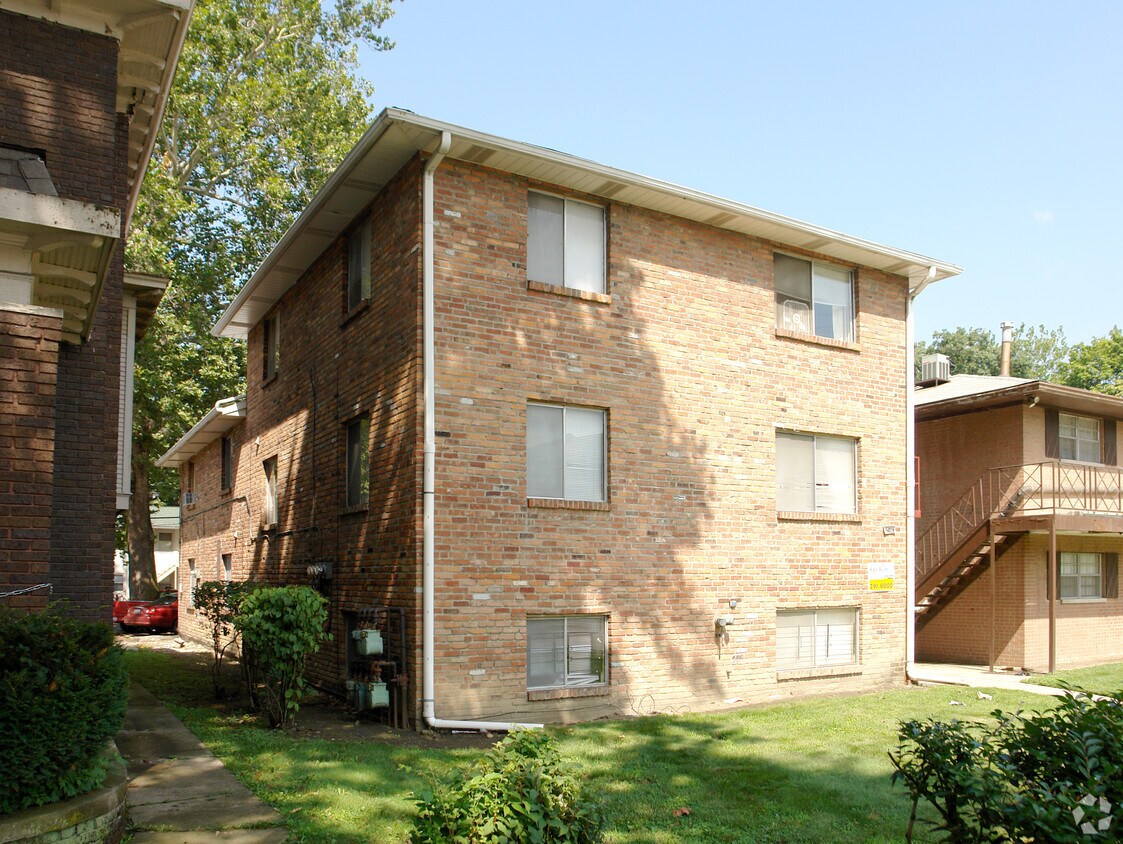 Building Photo - 1975 Summit St