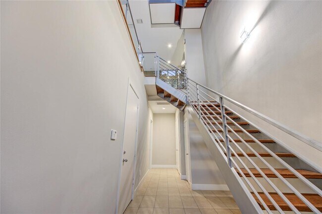 Building Photo - 1409 Hickory St