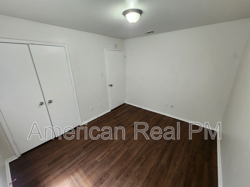 Building Photo - 2750 Sunset Strip Dr