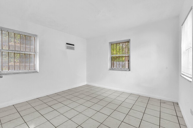 Building Photo - 250-252 NE 77th St