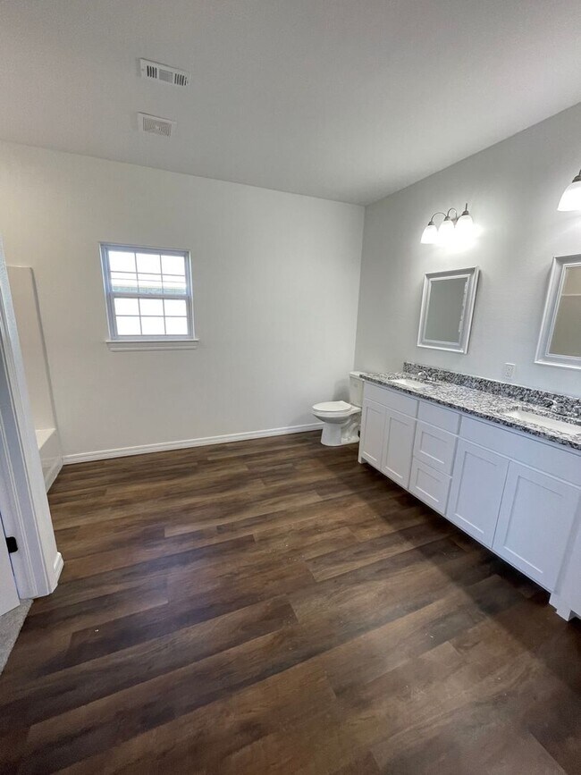 Foto del edificio - Comfortable 3/2 in Desired Neighborhood