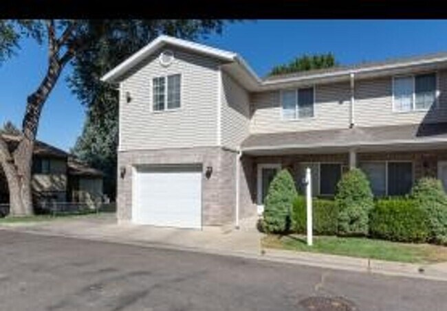 Building Photo - 3 bdrm 2 1/2 bath Townhome