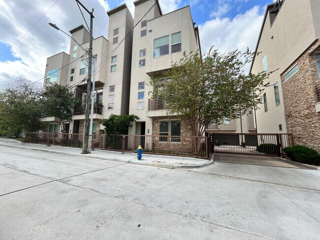 Building Photo - Stunning-3 bedroom, 3.5 bath!! 4TH MONTH H...