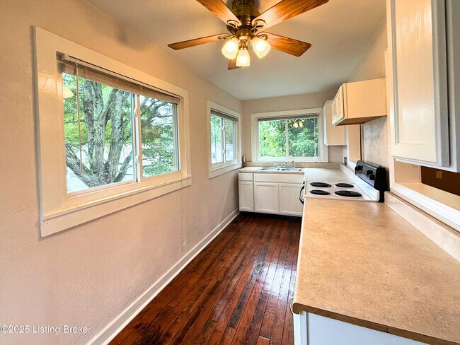 Foto del edificio - 13714-B N Blakely Ln