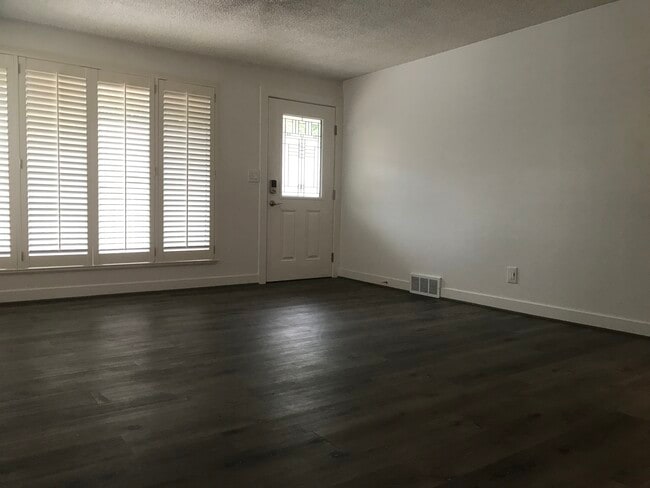 Entrada - 2505 NE 82nd St