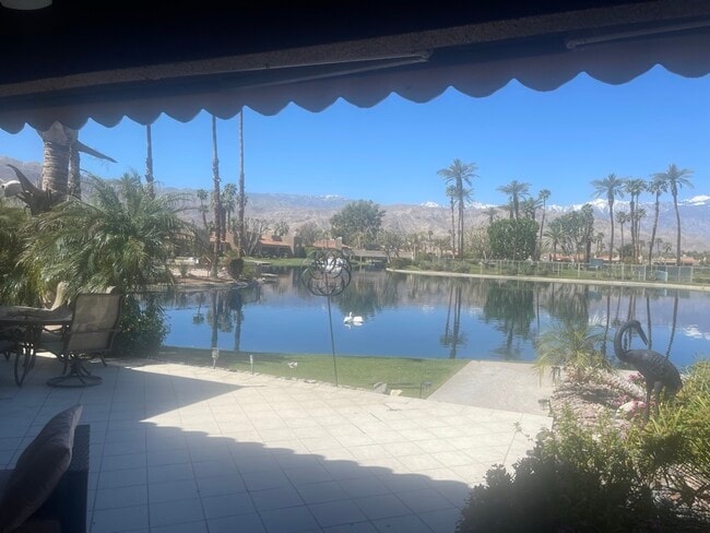 Patio trasero con vista al lago Mirage - 141 Lake Shore Dr
