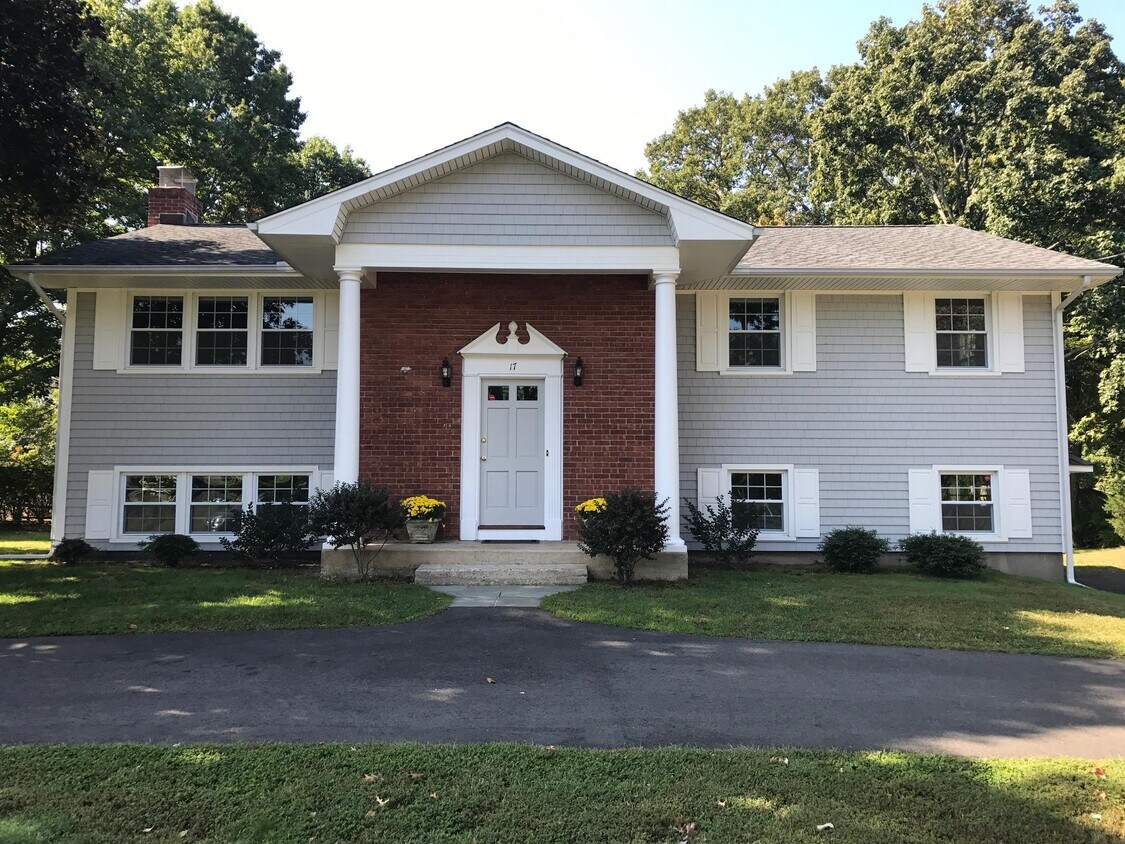 Primary Photo - 17 Cottontail Rd