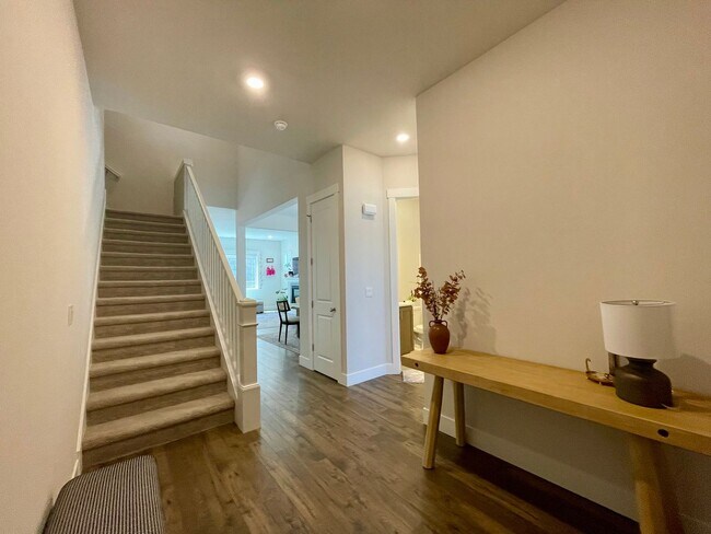 Building Photo - River Terrace 5 Bed 3 Bath House in Tigard...