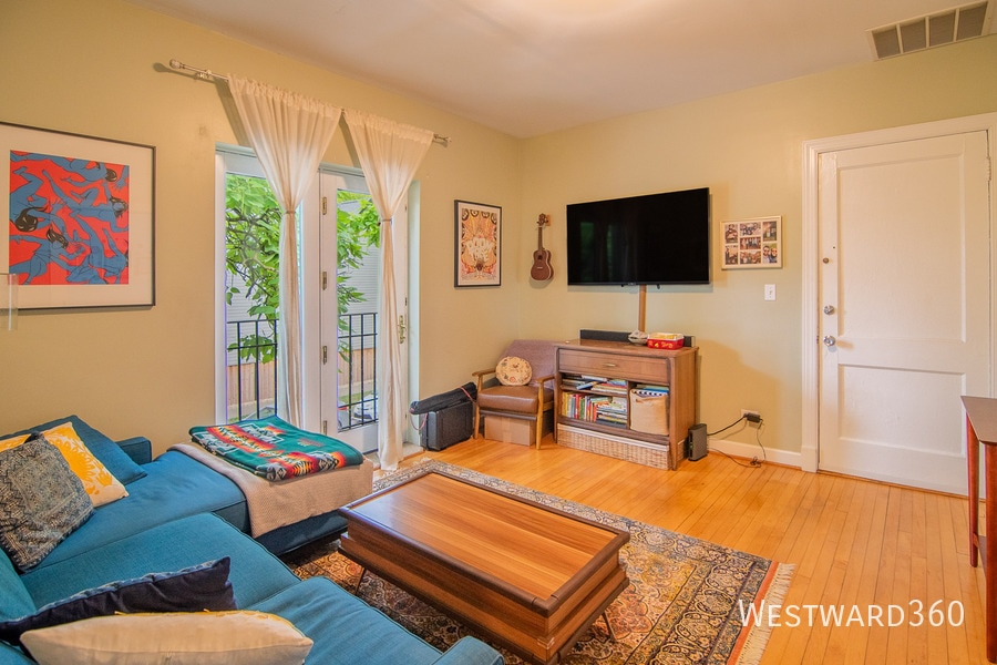 Primary Photo - 2920 W Schubert Ave