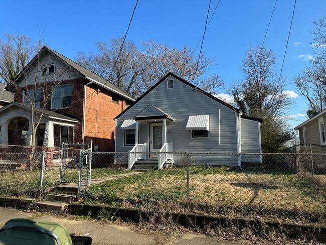 Foto del edificio - 2 bed house w Laundry, All electric, central HVAC, fenced yard, hardwoods