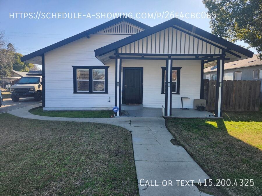 Foto principal - Charming 2-Bedroom Home in Tulare – Modern...