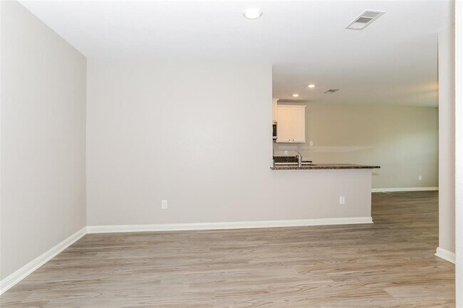 Foto del edificio - 25225 Dickens Dr