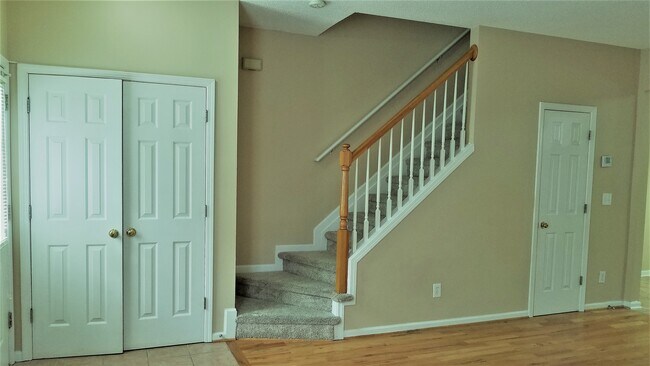 Escaleras - 4645 Valais Ct