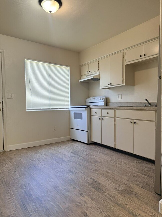 Foto del edificio - 328 W 13th St