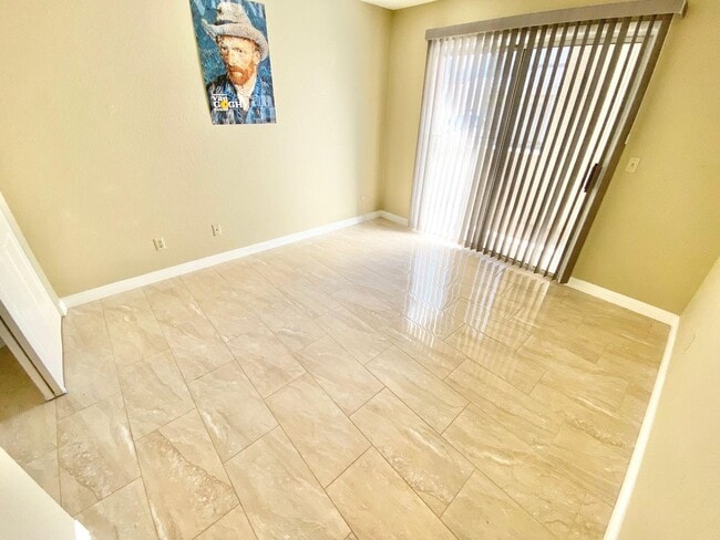 Building Photo - CUTE 1ST FLOOR CONDO UNIT 2 BEDROOM / 2 FU...