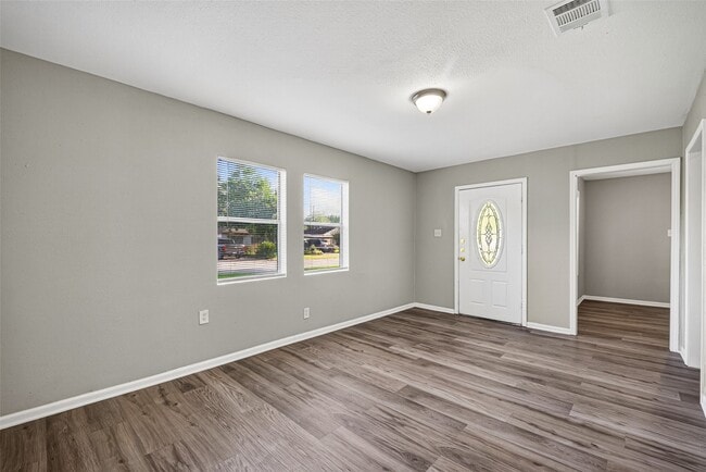 Building Photo - 4909 Holloway Dr