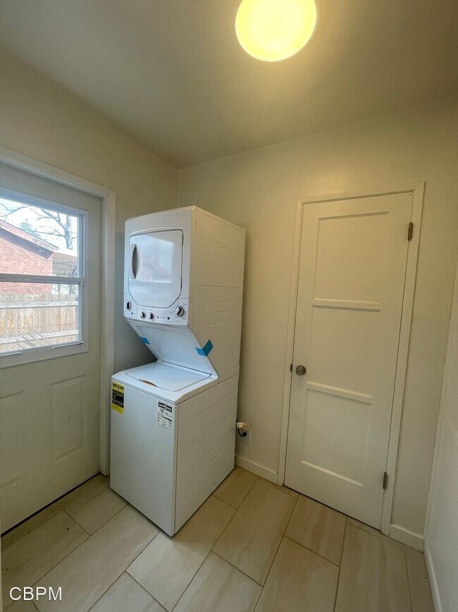 Foto del edificio - 3 br, 1.5 bath House - 19120 Roscoe Blvd.