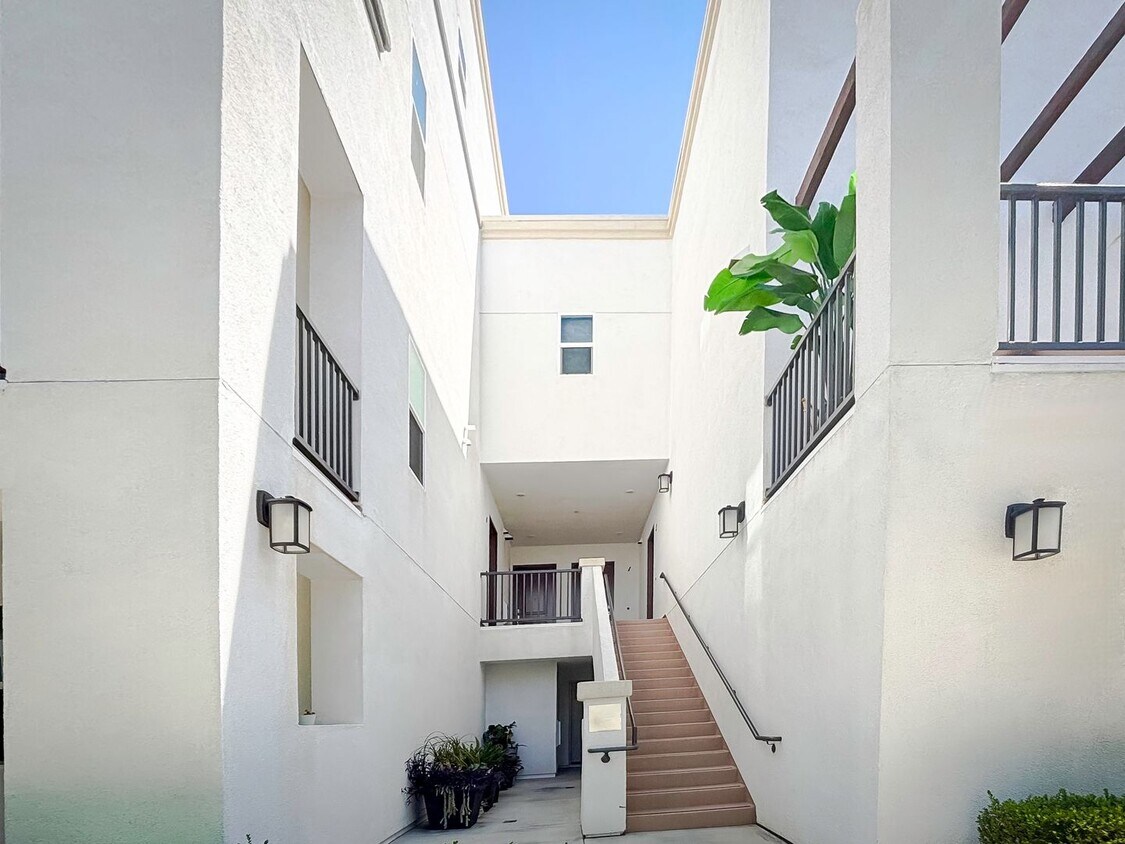 Primary Photo - EXQUISITE 2 BEDROOM TOWNHOME IN THE HEART ...